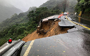陽金公路坍方單線搶通！每小時開放小車通行15分鐘