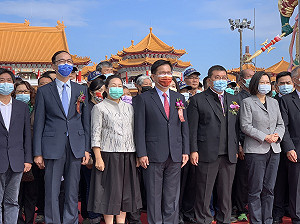 深入敵營與蔡英文互動 朱立倫：祝聖誕快樂、新年快樂