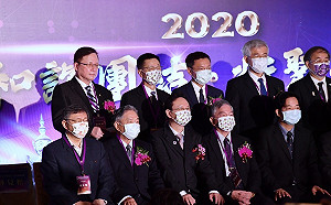 「跨年可能前1天說不辦」 柯文哲：新常態要與疫情共存、與狼共舞