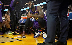 詹皇：左腳踝扭傷的情形有些嚴重