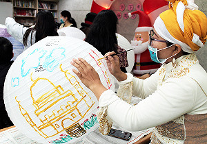 新北市圖「異」起過耶誕   新住民彩繪創意許願燈籠 