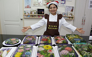 挖嘛係台丸人！越南新住民卞柔勻教3D藝術果凍 出版烘焙專書捐公益