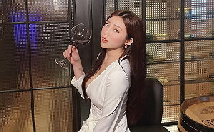 超深V白上衣春光乍現！許薇安造型霸氣十足