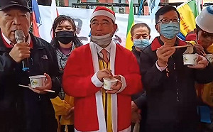 抗議萊豬表決 新黨主席扮聖誕老人送「最後一碗無萊劑豬肝湯」