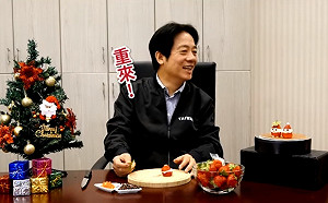 (影)賴清德做「草莓聖誕老人」尷尬喊重來！  「超抖手工」NG片段曝光