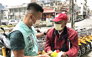 寒冬送餐暖街友 桃市民眾黨服務處備百份雞排熱飲