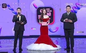 防疫至上！《KBS演藝大賞》主持人穿「社交距離禮服」