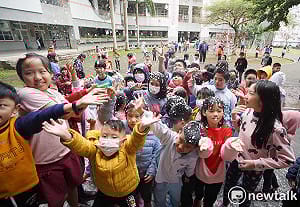 耶誕節下雪了？ 長庚國小不發糖果發口罩防疫