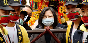 為青山王扶轎、獻紅綾 蔡英文探班青山宮八將團練影片曝光