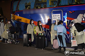 英國返台班機 111人隔離14天「採檢陰性」出關  凌晨離開烏來檢疫所