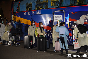 武漢肺炎》巴士沒消毒司機即脫口罩喝飲料？陳時中：問題不大啦！