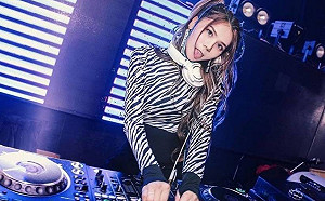 蕾菈改行當DJ？超新穎雙馬尾造型令人驚艷