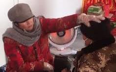 (影) 12年臥床病人 她手一摸就站起來了? 山東「手摸治病神醫」變詐欺犯