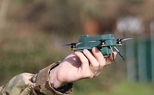 迎接機器人作戰時代  英軍採購手掌大小無人機