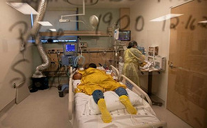 加州醫療系統不堪重負 醫院候診室設在帳篷中 一路搭到街邊