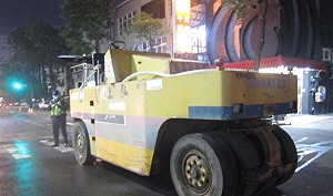 台中驚傳恐怖公安意外!工人酒後駕駛壓路機不慎輾斃後方同事遭法辦