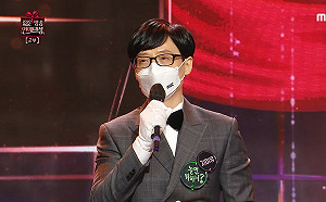 劉在錫睽違4年拿MBC大賞！從趙寅成手中領獎 感言聽哭觀眾