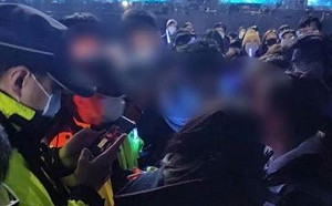 5名自主健康管理者現身五月天演唱會 遭警方到場帶離調查