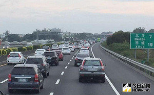 出遊車潮湧現 國5南向估塞到15時