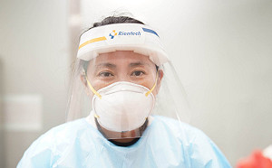 新冠肺炎吹哨人艾芬遭誤診右眼失明 面臨「維穩」不方便說話