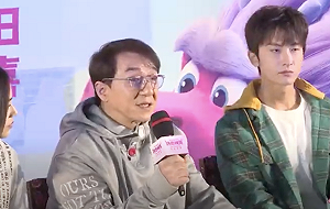 成龍出席《許願神龍》公開活動 帶傷上陣  網曝：需要人攙扶