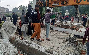 印度火葬場屋頂崩塌「逾百人躲雨來不及逃」送葬親友至少25死15傷