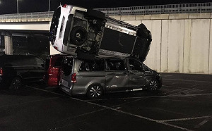 50輛賓士新車被毀! 不滿前東家 男子竟開推土機往車廠亂撞