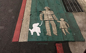 新年「最溫柔的抗議」  柯一正創意「毛小孩人行道」遭市政府抹去