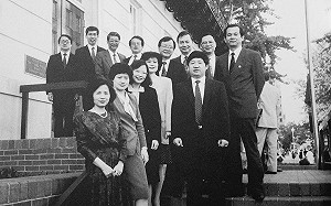 蔡英文推特貼30年前談判黑白照 穿裙裝罕見曝光