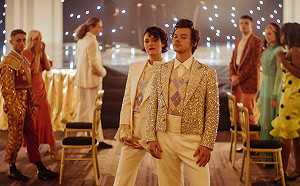 十指緊扣參加婚禮！一世代哈利和大10歲女星傳熱戀