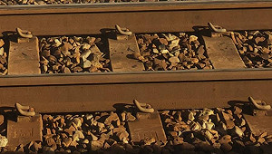 台鐵大搞文創！限量「鋼軌扣夾」保證不出軌