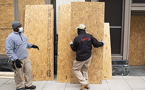 暴動要來了！ 警方籲川普支持者勿帶槍 華府商家緊急上木板護店