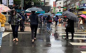 鋒面通過雨彈狂炸! 18縣市「大雨特報」強風齊發最新警戒熱區出爐