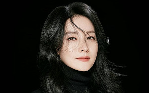 惡魔父母虐童案震驚全韓！  李英愛攜兒女低調現身墓地悼念