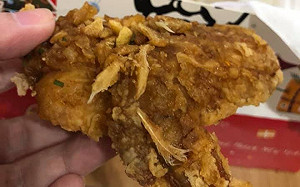 「毛真的長齊了!」  消費者打開肯X基炸雞「滿是雞毛」直接嘔吐