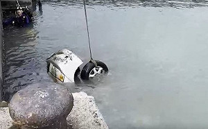 嘉義縣布袋港汽車落海  消防冒冷水中救人