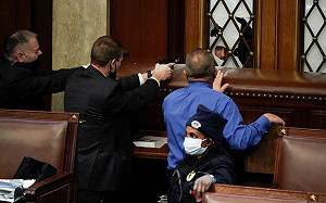 (影)川普支持者闖入國會大廈！警察舉槍與示威者對峙 華府實施宵禁