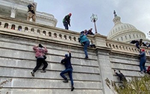 川粉失控闖入國會掀暴動 1女中彈身亡