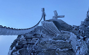 玉山一片白茫茫！主峰低溫探零下6.7度現霧淞美景