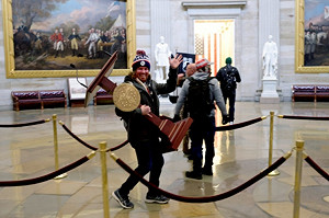 美國暴徒趁亂搬走眾議院講台 還放上拍賣網站拍賣 金額高達280萬