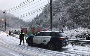 (影)思源埡口飄雪 和平警雪中實施交管維護安全