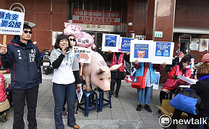 宣導反萊豬公投二階連署 高市議員現場備道具美豬供民眾洩憤