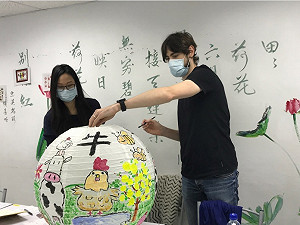 新北戶所邀新住民回娘家 彩繪燈籠體驗在台文化