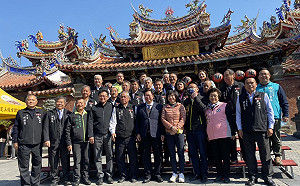 鄭文燦趴趴走到台中 赴樂成宮向媽祖求雨