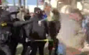 (影) 加州川粉示威踢到鐵板 遭黑衣團體圍攻、噴辣椒水