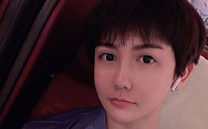 驚！「蛇精男」確診新冠肺炎 劉梓晨憔悴面容：好想回國