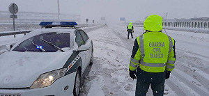 捨己為人!  西班牙醫護穿過暴雪  徒步22公里支援前線抗疫