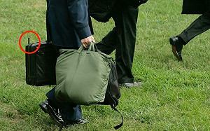 黑色布蘭特恐慌! 全球首次核公事包被動用 葉爾欽當時手指都在核按鈕上了...