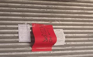 重新開張遙遙無期？富王鴨肉門口貼頂讓紅紙