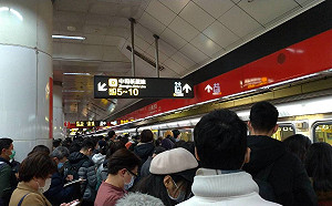快訊》淡水信義線故障！  下班人群擠爆「捷運站」原因曝光